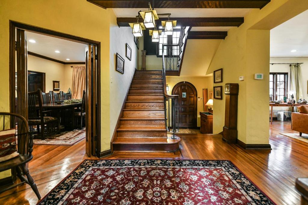 Beautiful airy architect-designed room and brand new private luxe bathroom photo 2