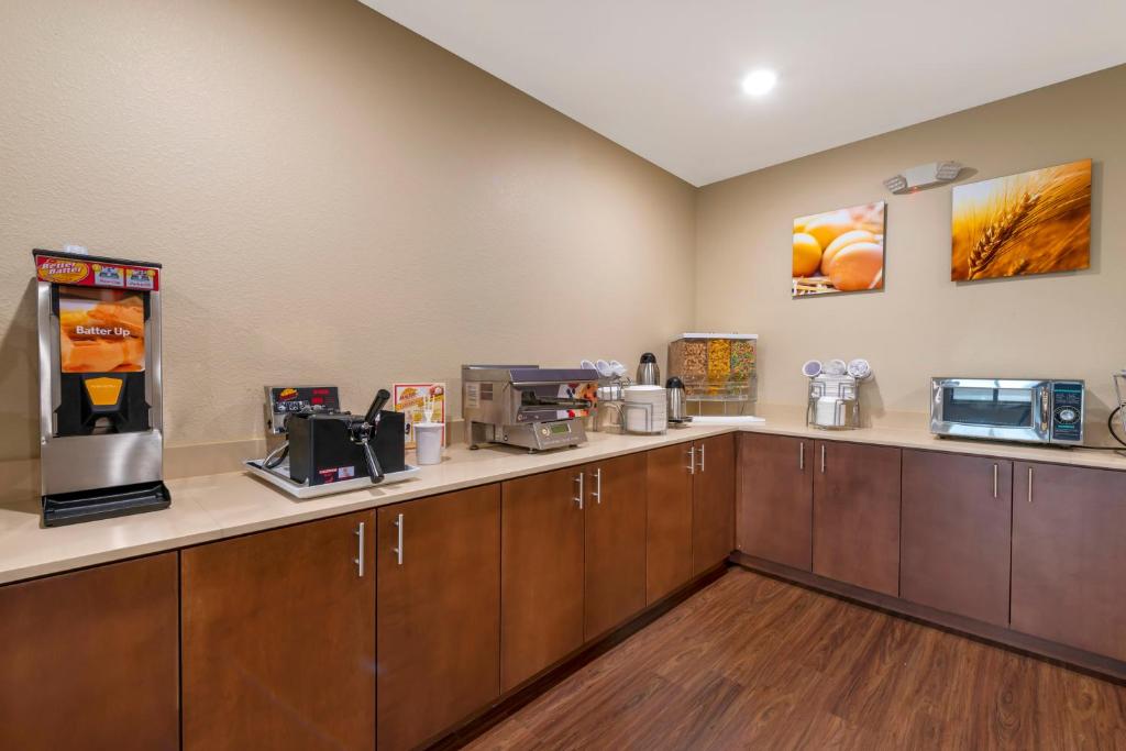 Comfort Inn & Suites photo 1