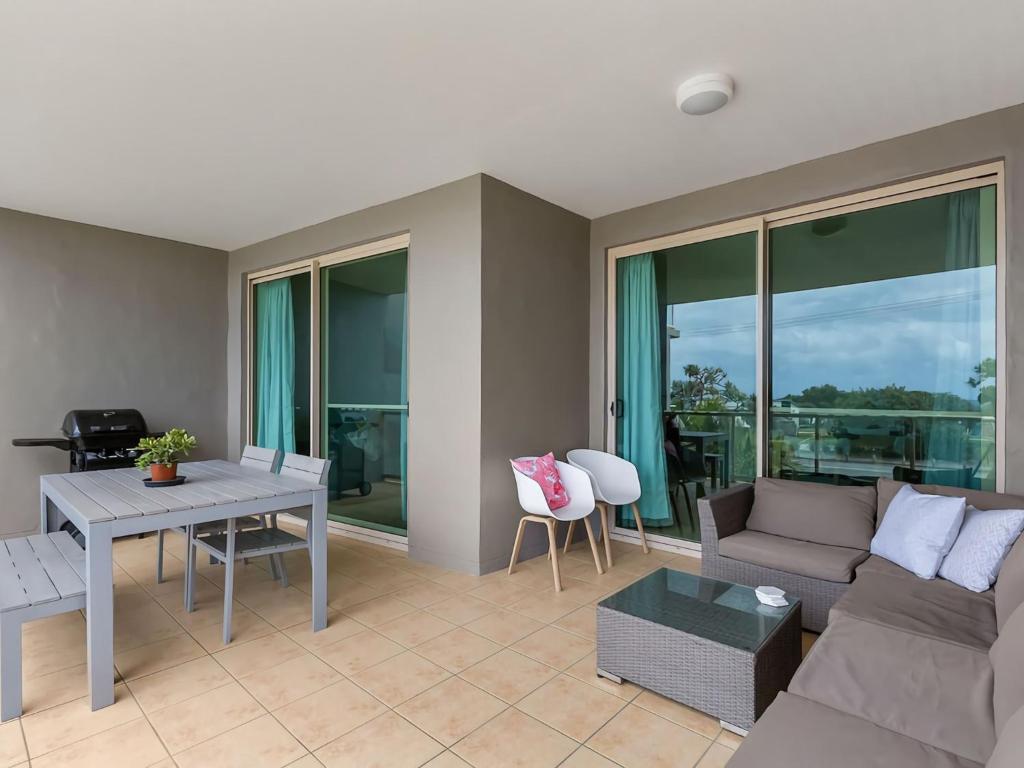 Beach Bliss Luxurious Apartment with Pool photo 4