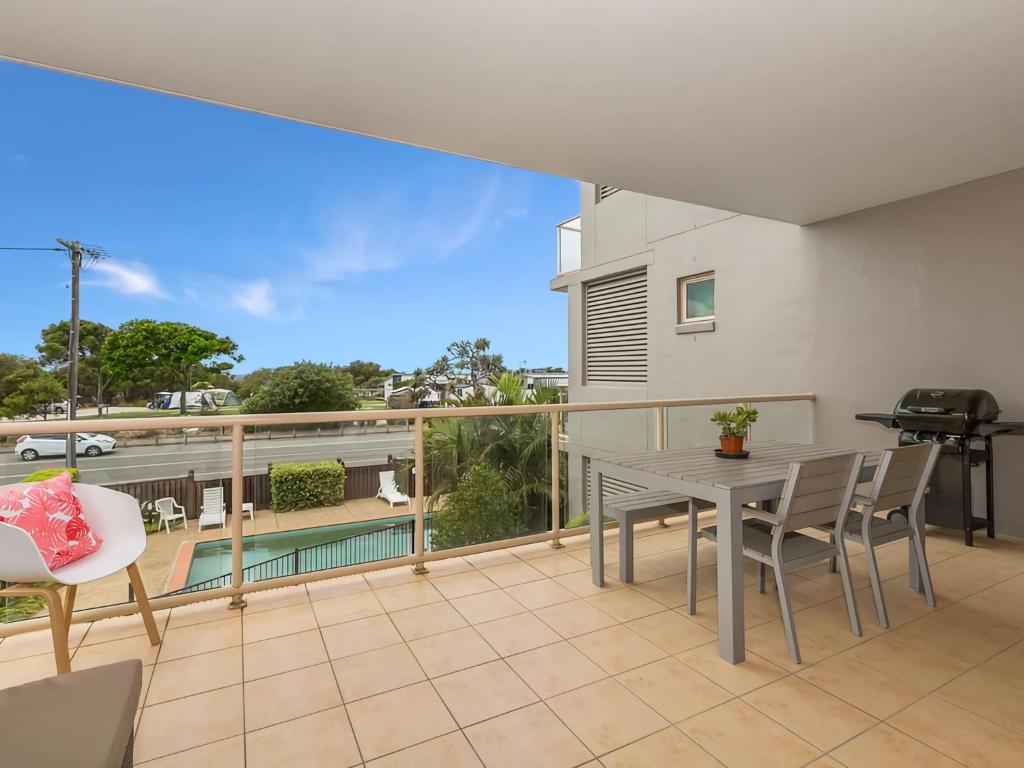 Beach Bliss Luxurious Apartment with Pool photo 2