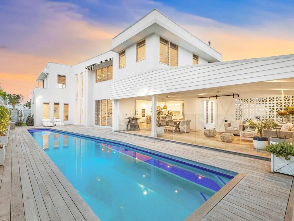 Coastal Luxe - 200m to the Beach plus Pool photo 1