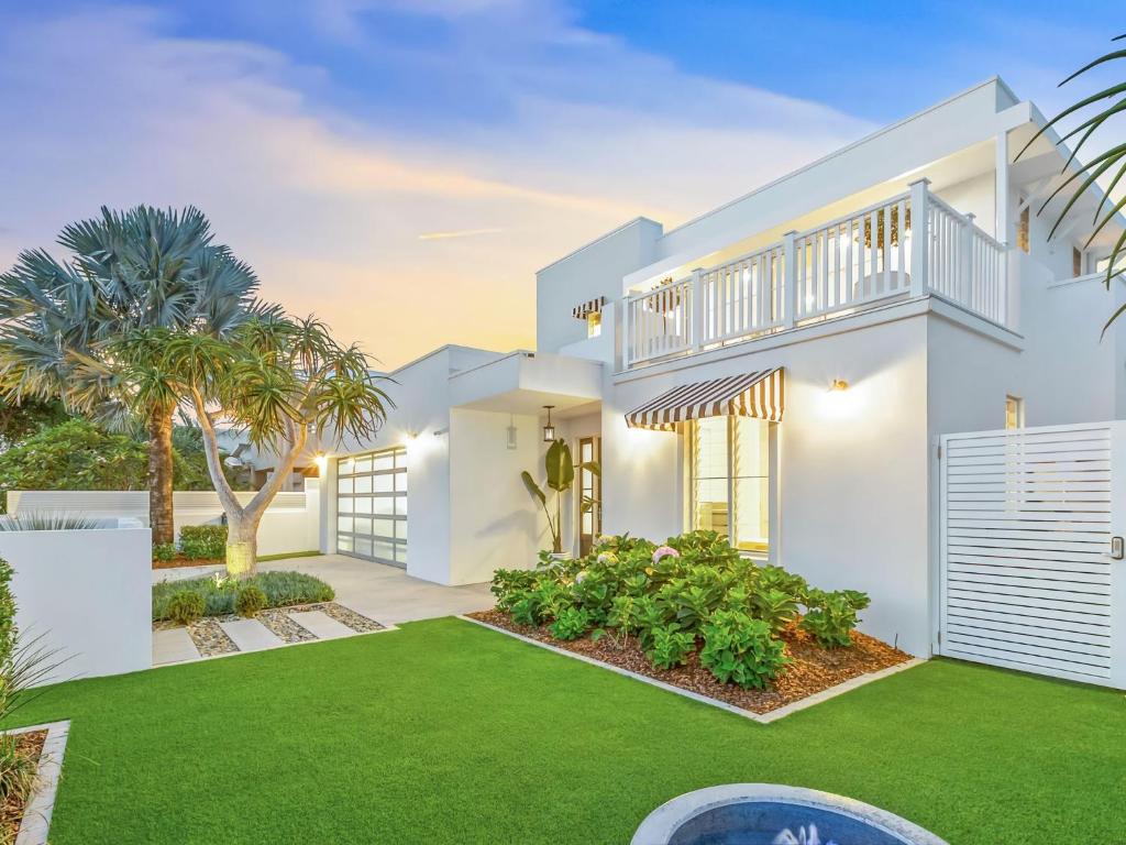 Coastal Luxe - 200m to the Beach plus Pool photo 2