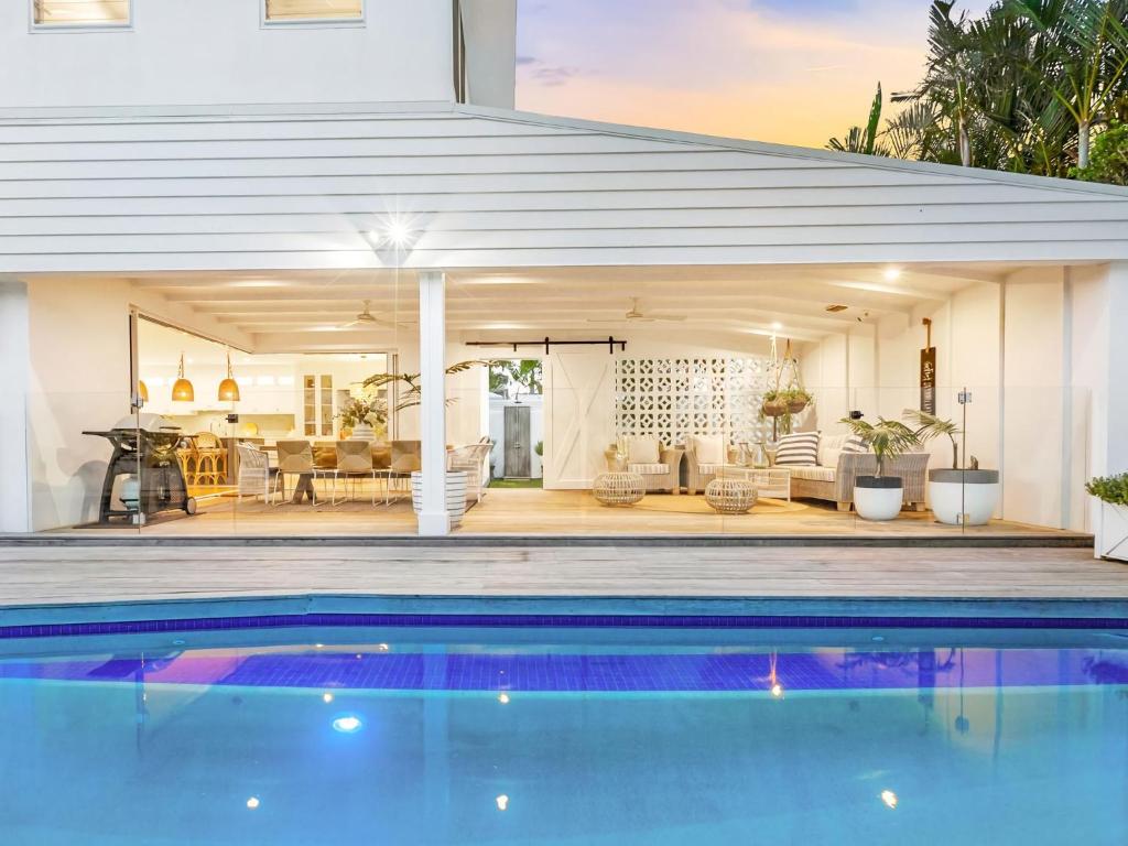 Coastal Luxe - 200m to the Beach plus Pool photo 4