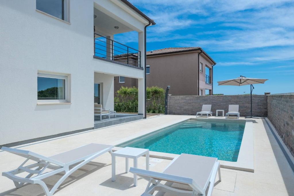 Villa Sunsea with heated pool photo 4