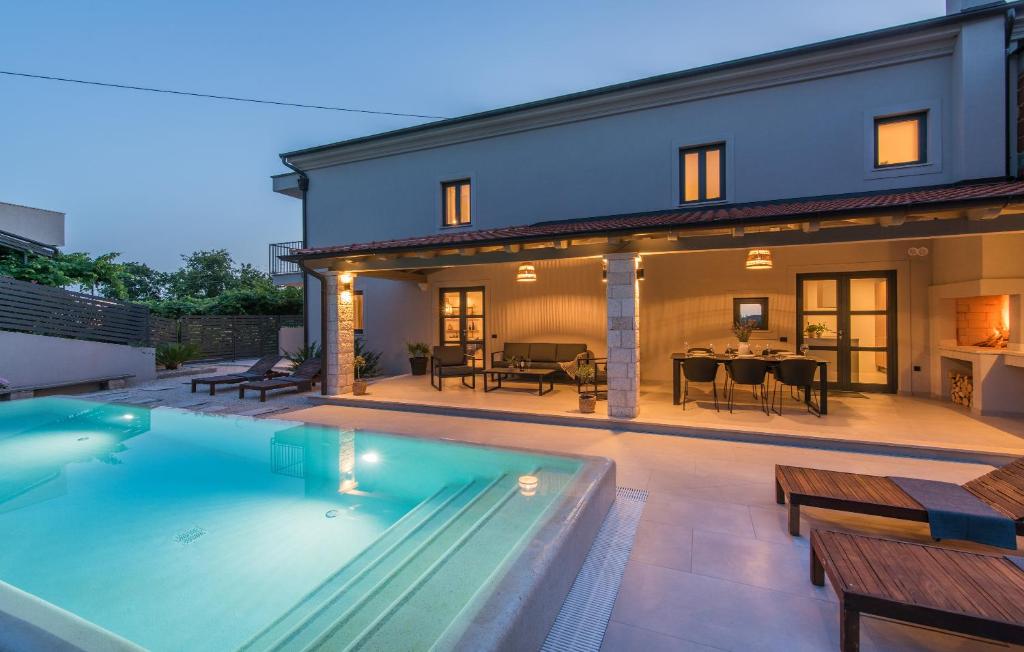 Stunning 3 Bedroom Villa with pool photo 1