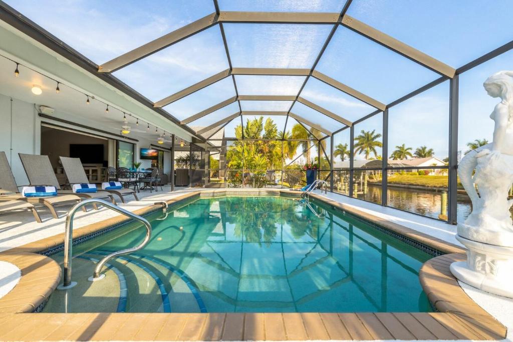 Pet Friendly Villa with Heated Pool & Gulf Access - Villa Coast to Coast image