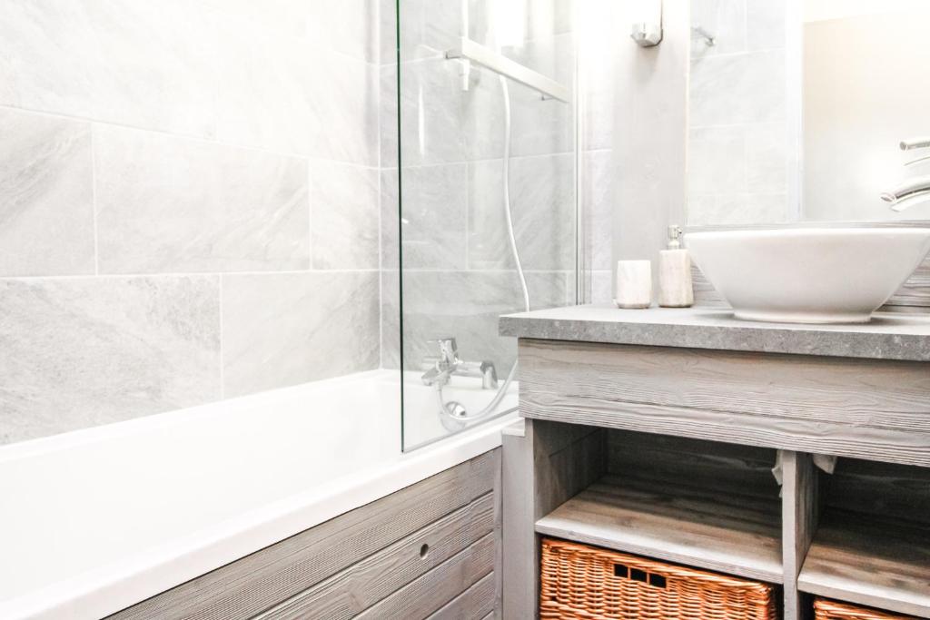 South-facing newly renovated 2-bed apartment Les Terrasses d'Eos photo 3