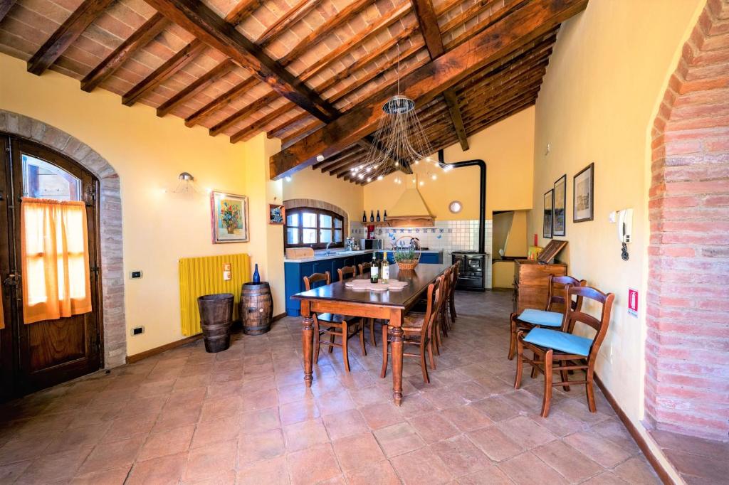 Villa La Francigena - Tuscan Villa with Private Pool & Jacuzzi - Tap to explore photos