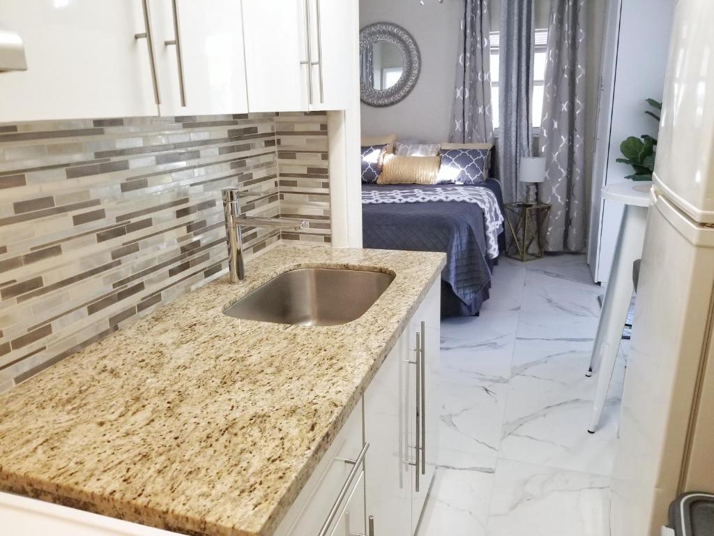 Glam Private Studio 4 Miles from Beach image