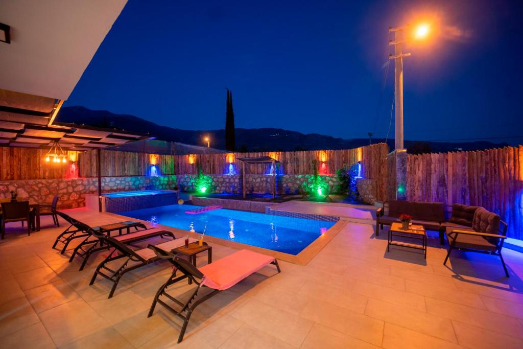 Köşem - Kalkan'da 2 Yatak Odalı Jakuzili Villa photo 3