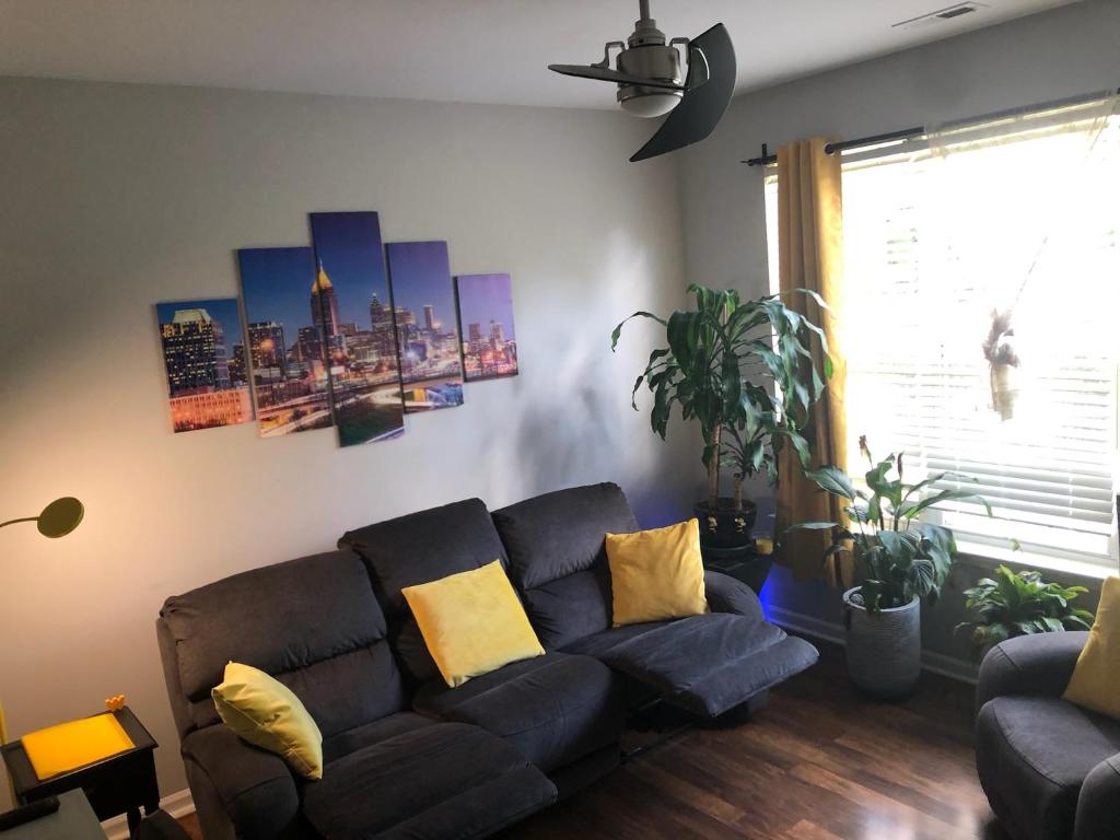minutes from downtown 3br stylishhome-free parking image