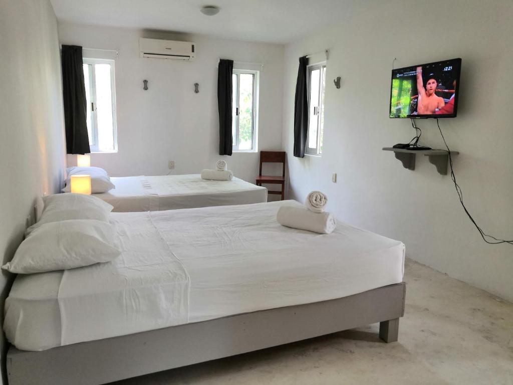 Четырехместный (Улучшенный номер с 2 кроватями размера «queen-size»), Apartment & Studio 28