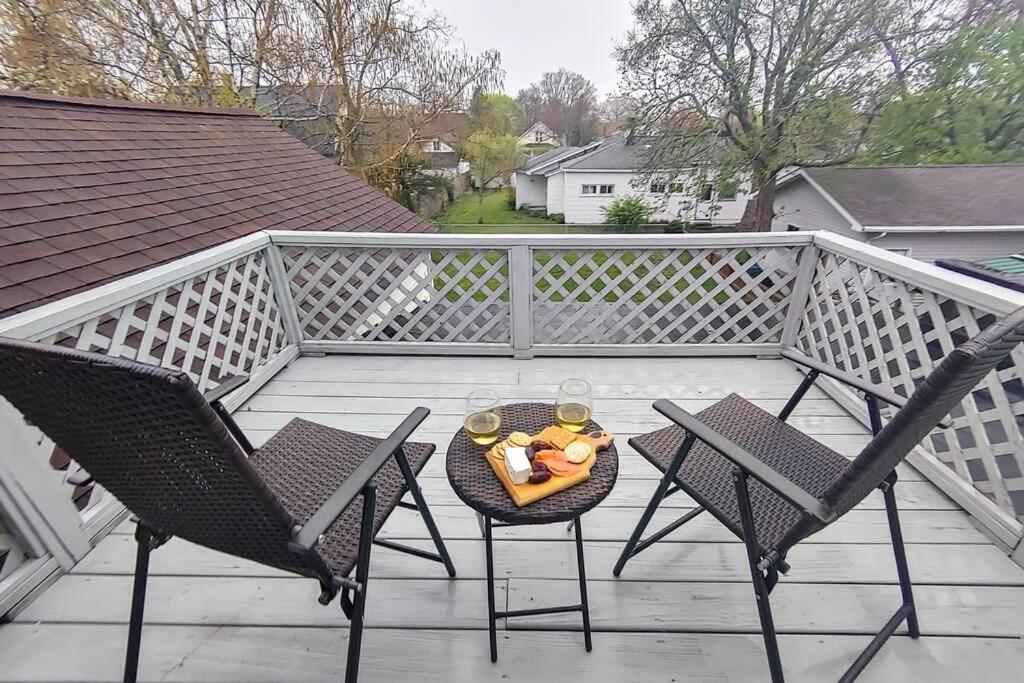 Historic w/deck, king bed & air by Lake Michigan image