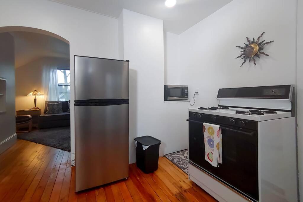 Historic w/deck, king bed & air by Lake Michigan photo 4
