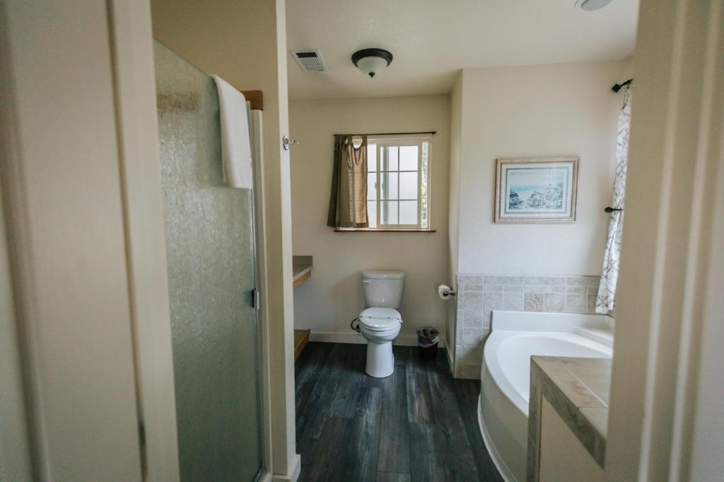 View Crest Lodge Room Type - Standard One King Cottage with Jetted Bathtub 