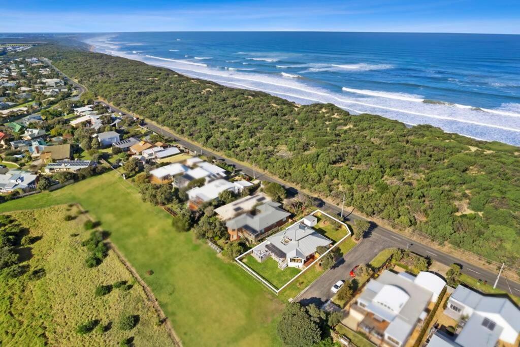 SALTWATER HOUSE - Opposite the beach and views over the lake!