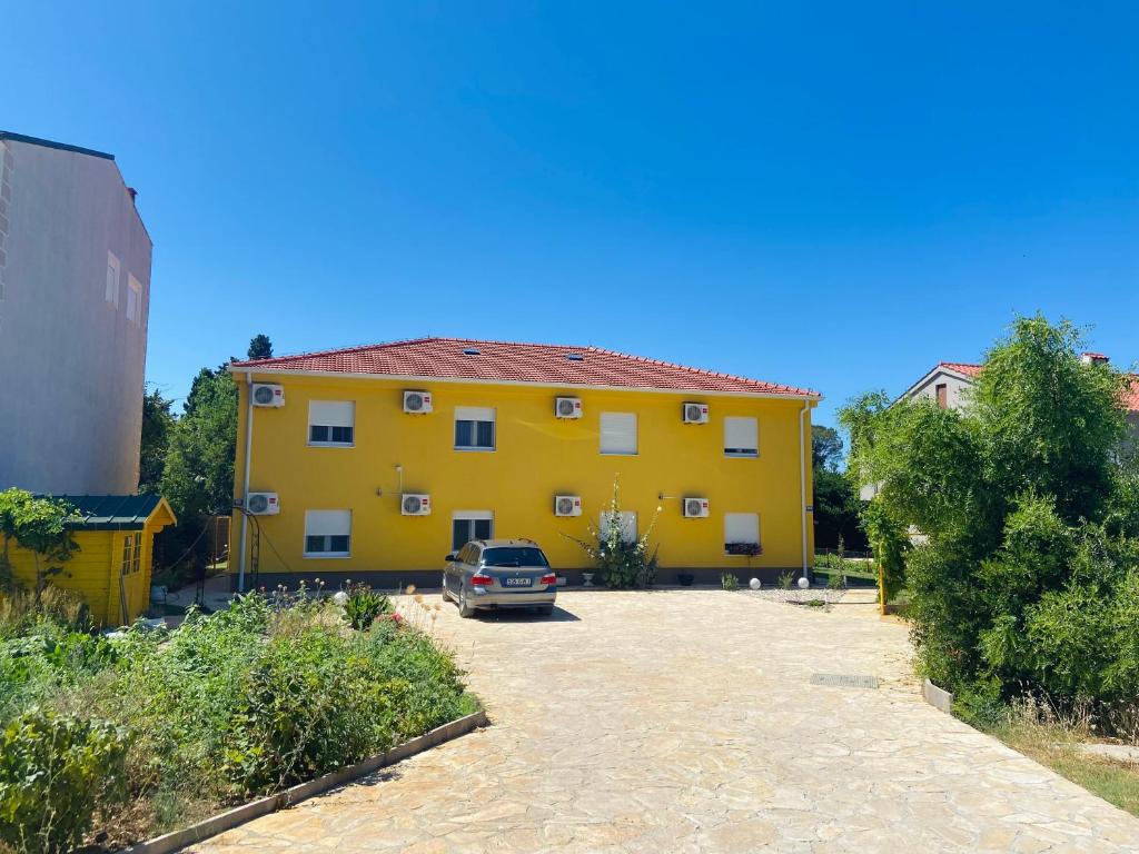 Spacious apartment close to the sea in Kastel Luksic