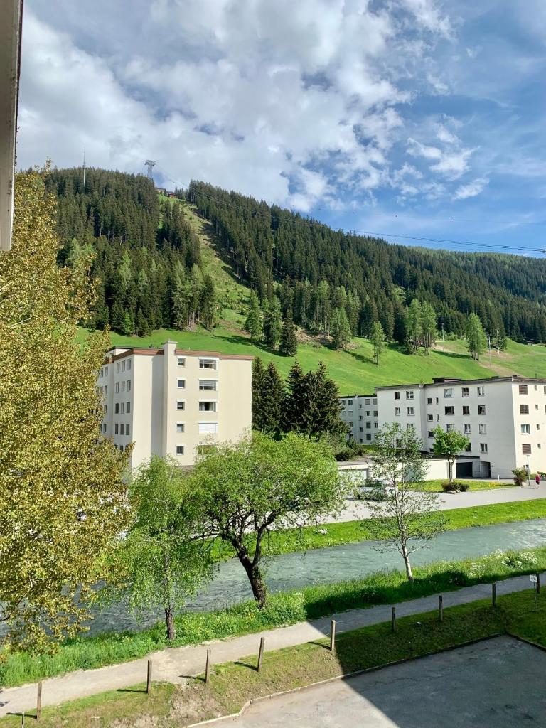 Sehr zentral beim Jakobshorn, Bolgen, Skischule, Skivermietung, Bahnhof, Supermarkt, Restaurants, WIFI, Netflix und voll ausgestattet - Fewo Bolgen photo 3