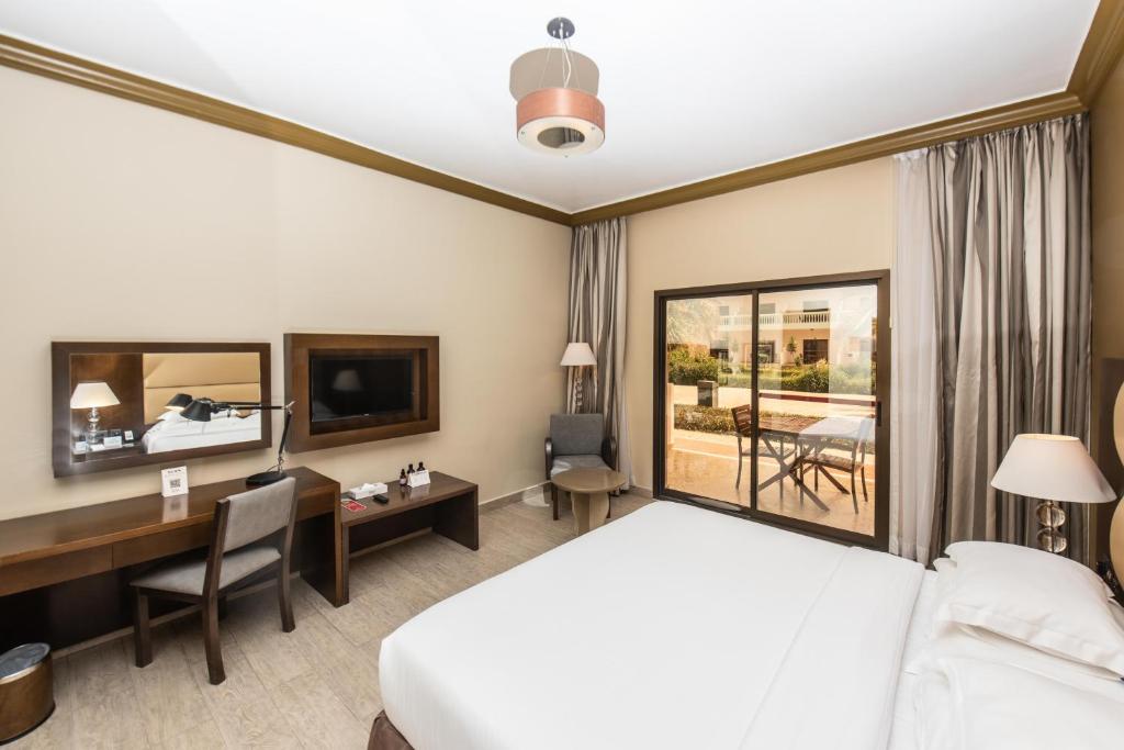 Двухместный (Шале Делюкс с кроватью размера «queen-size»), Курортный отель Bin Majid Beach Resort