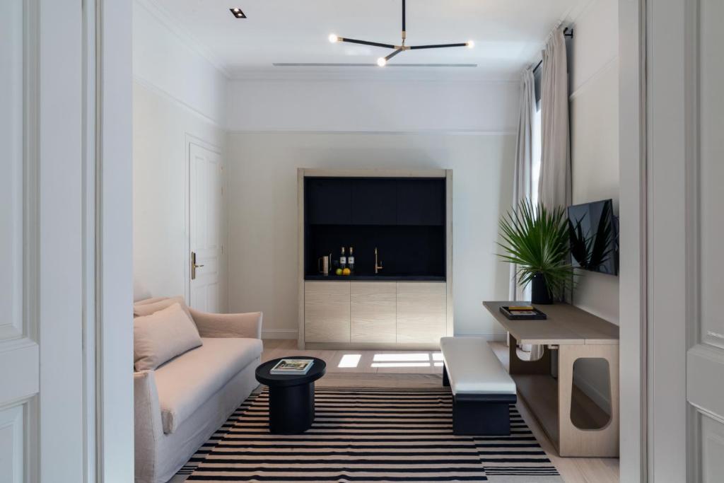 Kinglin Luxury Living - Tap to explore photos