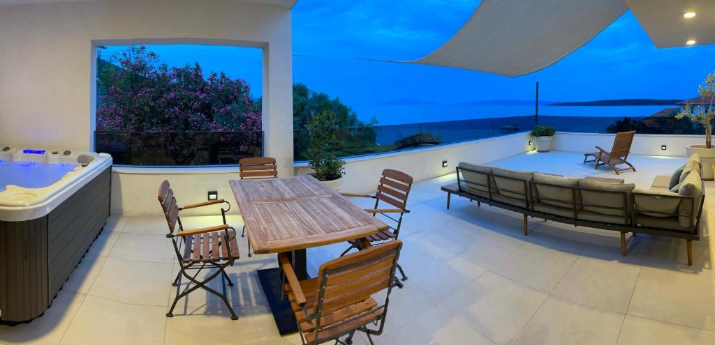 Exclusive 2 Bedroom Seafront Suite with jacuzzi photo 2