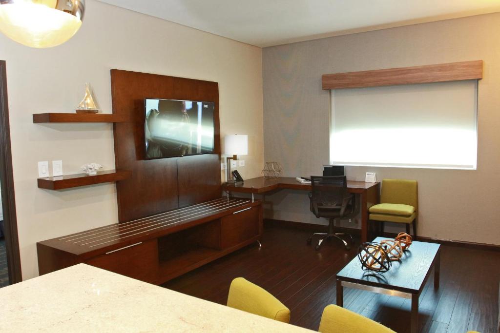 Сьюит (Люкс - Для некурящих), Holiday Inn Express & Suites Mexicali