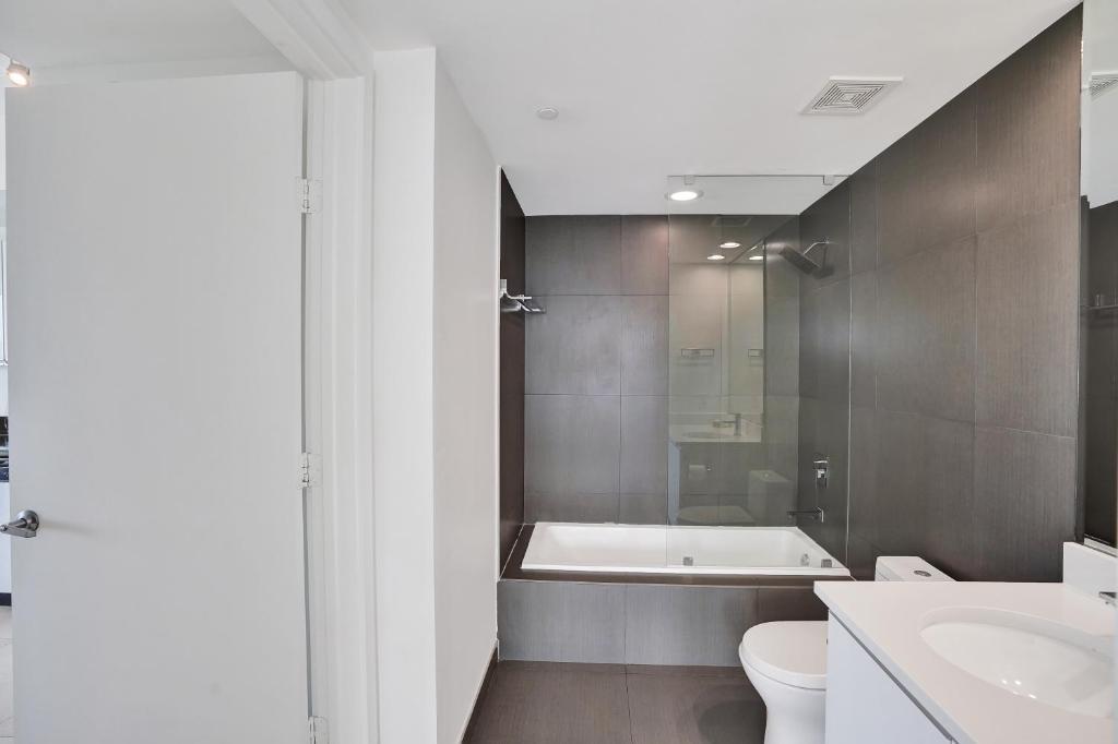 Апартаменты (Угловые апартаменты Делюкс с 1 спальней — Вид на залив), Dharma Home Suites Miami Beach at Monte Carlo