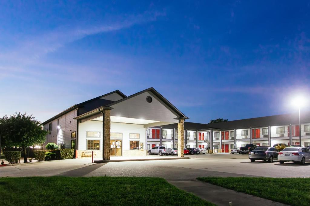 Palace Inn and Suites Baytown image