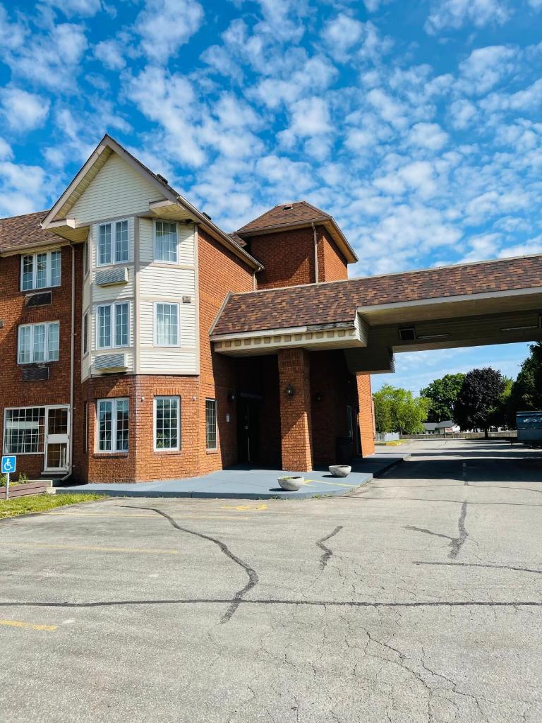 Travelodge by Wyndham Niagara Falls Lundys Lane photo 2