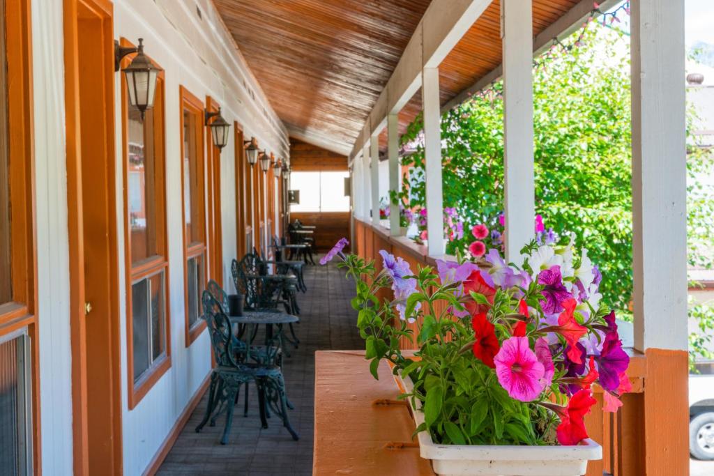 Cedar Motel photo 2