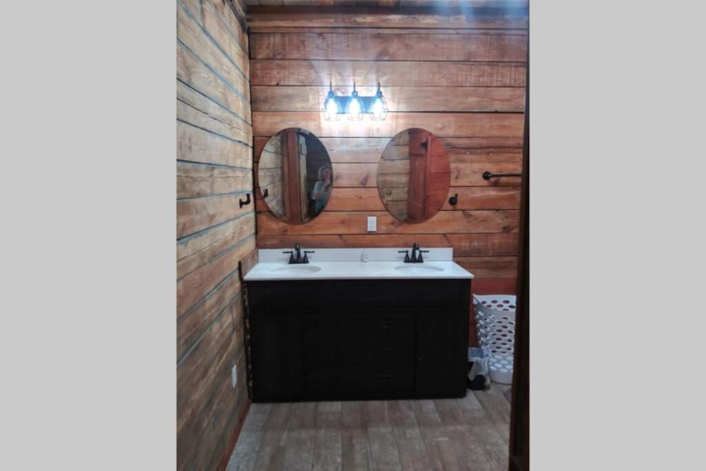 Hoot Nanny's Rustic Cabin on Mossy Creek photo 2