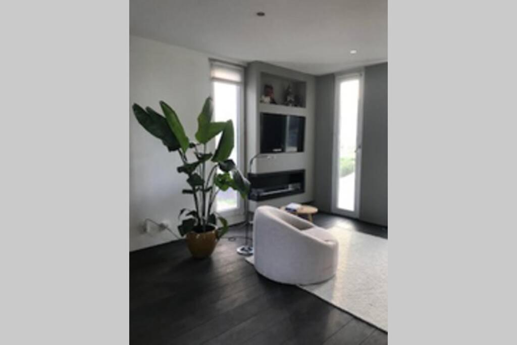 Large and cosy house on the water: free Parking photo 2