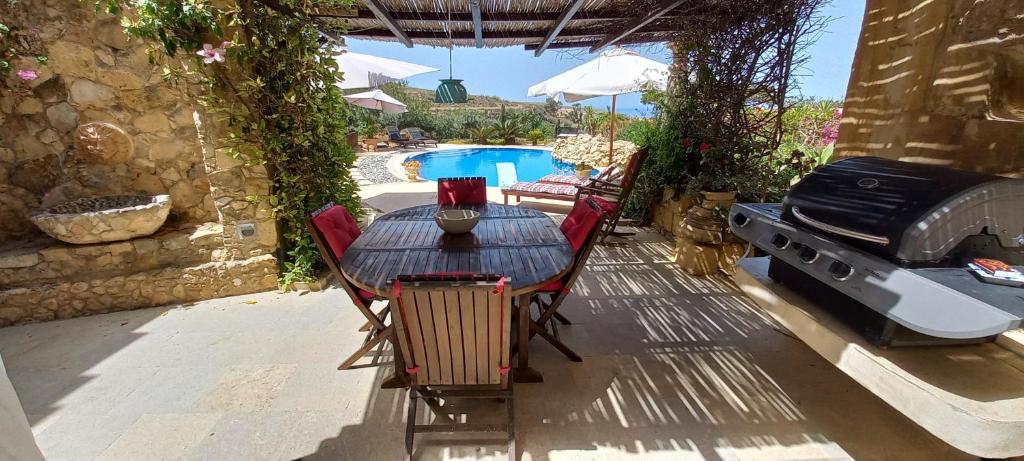 Dar Ta' Xmun - idyllic farmhouse with pool, garden, seaview & sunset photo 2