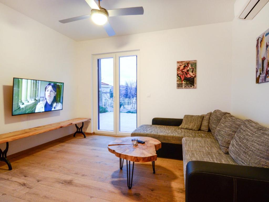 Apartment Viva-by the sea-garden & terraces by Interhome photo 4