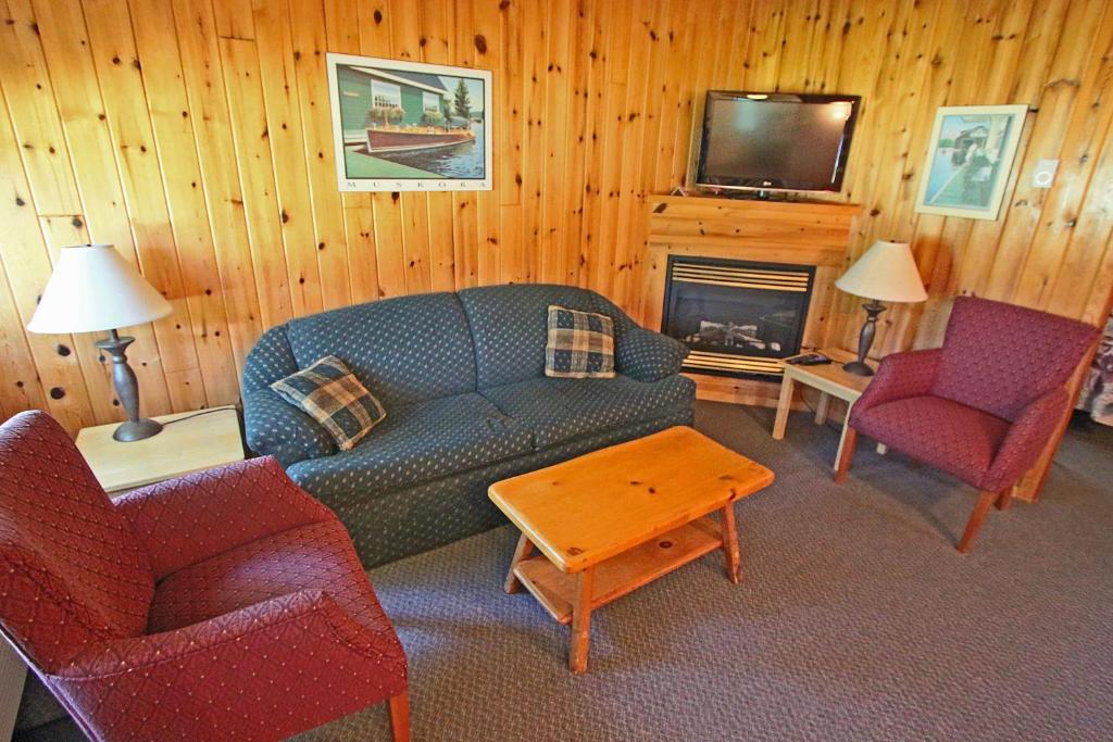 Colonial Bay Motel and Cottages photo 1