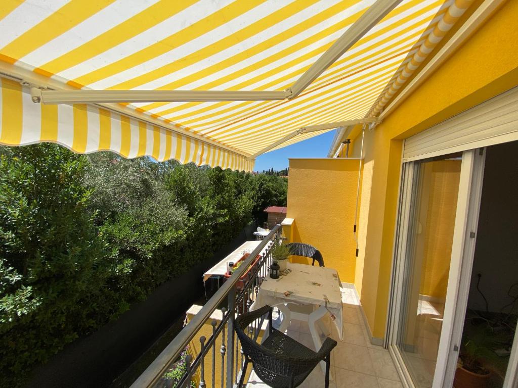 Spacious apartment close to the sea in Kastel Luksic with balcony photo 1