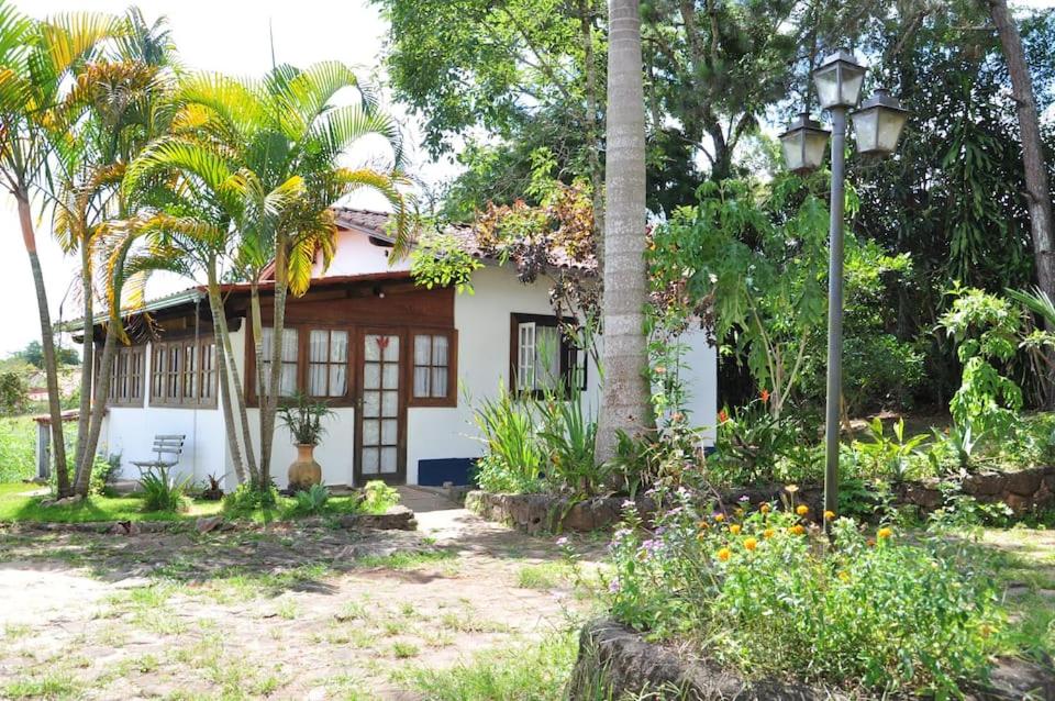Casa COMPLETA, 2 quartos, Estacionamento GRATUITO, WIFI 300MB, frigobar, microondas, fogão e jardim photo 1