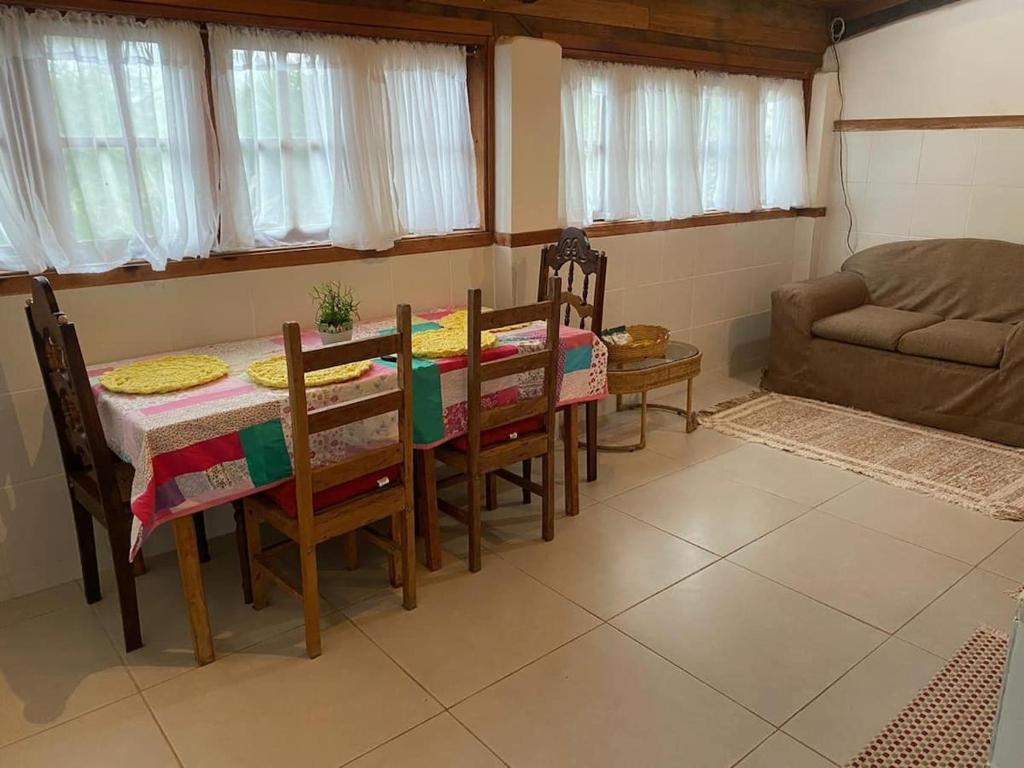 Casa COMPLETA, 2 quartos, Estacionamento GRATUITO, WIFI 300MB, frigobar, microondas, fogão e jardim photo 4