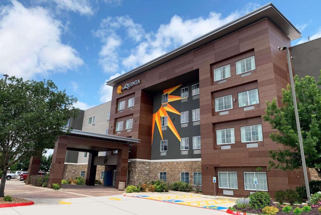 La Quinta Inn and Suites by Wyndham Schertz-San Antonio-Selma image