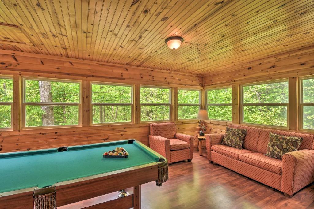 The Apple Dumpling Cabin Pool Table, Grill photo 1