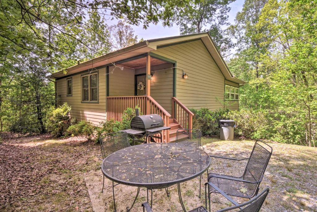 The Apple Dumpling Cabin Pool Table, Grill photo 2