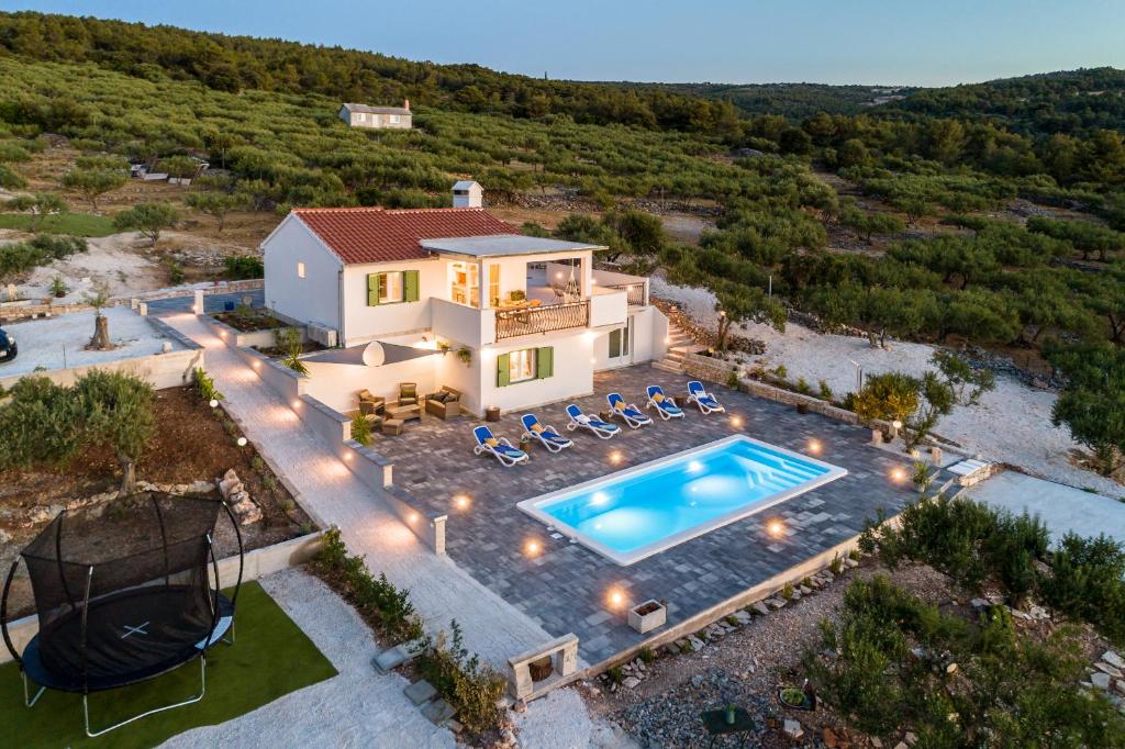 Holiday Home Nono Ante with heated pool photo 3