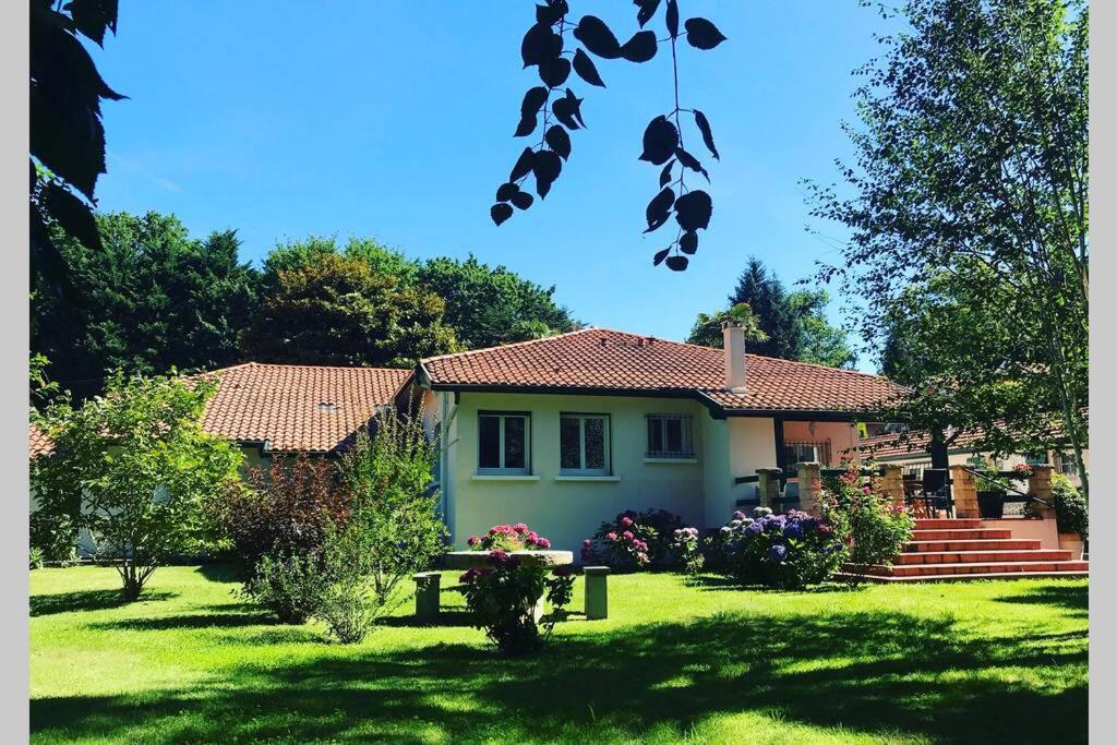 Villa de charme parc fleuri, arboré et piscine à BIARRITZ