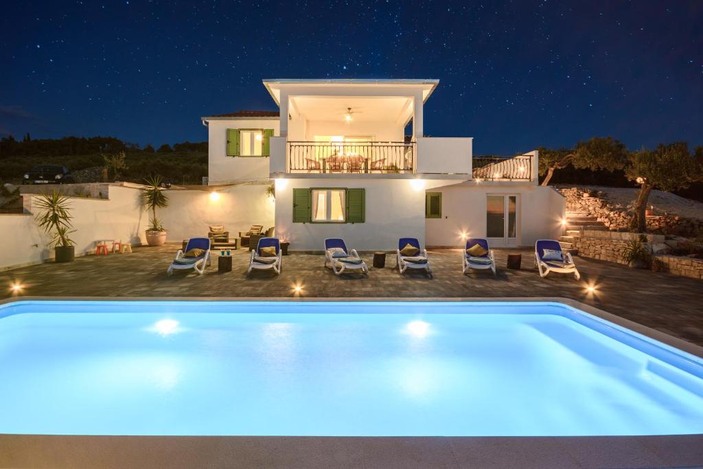 Holiday Home Nono Ante with heated pool photo 1
