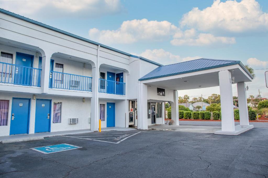 Sandcastle Inn photo 3