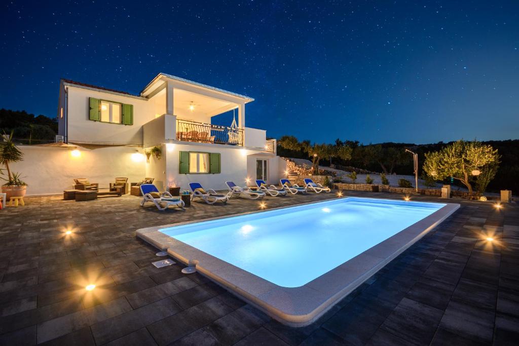 Holiday Home Nono Ante with heated pool photo 2