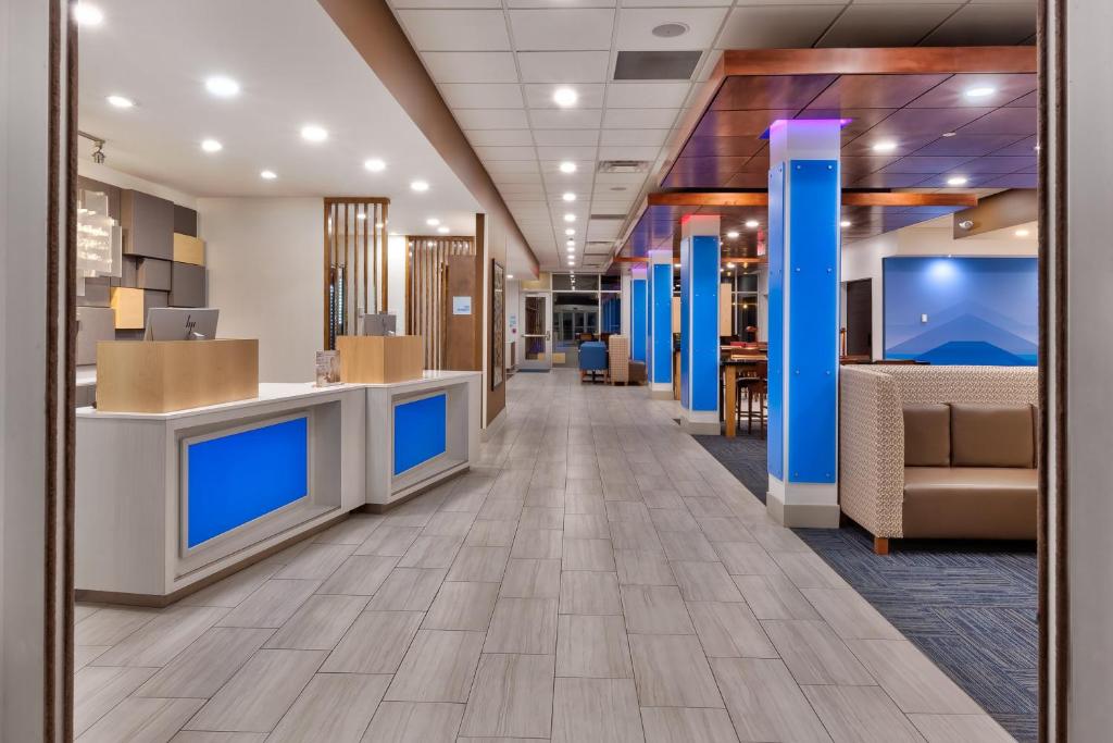 Holiday Inn Express & Suites - Milan - Sandusky Area, an IHG Hotel photo 3