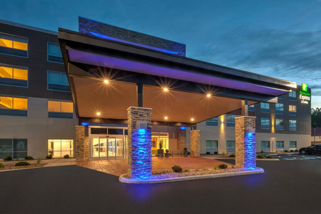Holiday Inn Express & Suites Milan – Sandusky Area, an IHG Hotel image