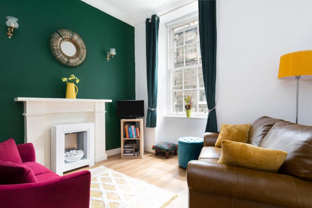 Stockbridge Two Bedroom Apartment - Tap to explore photos