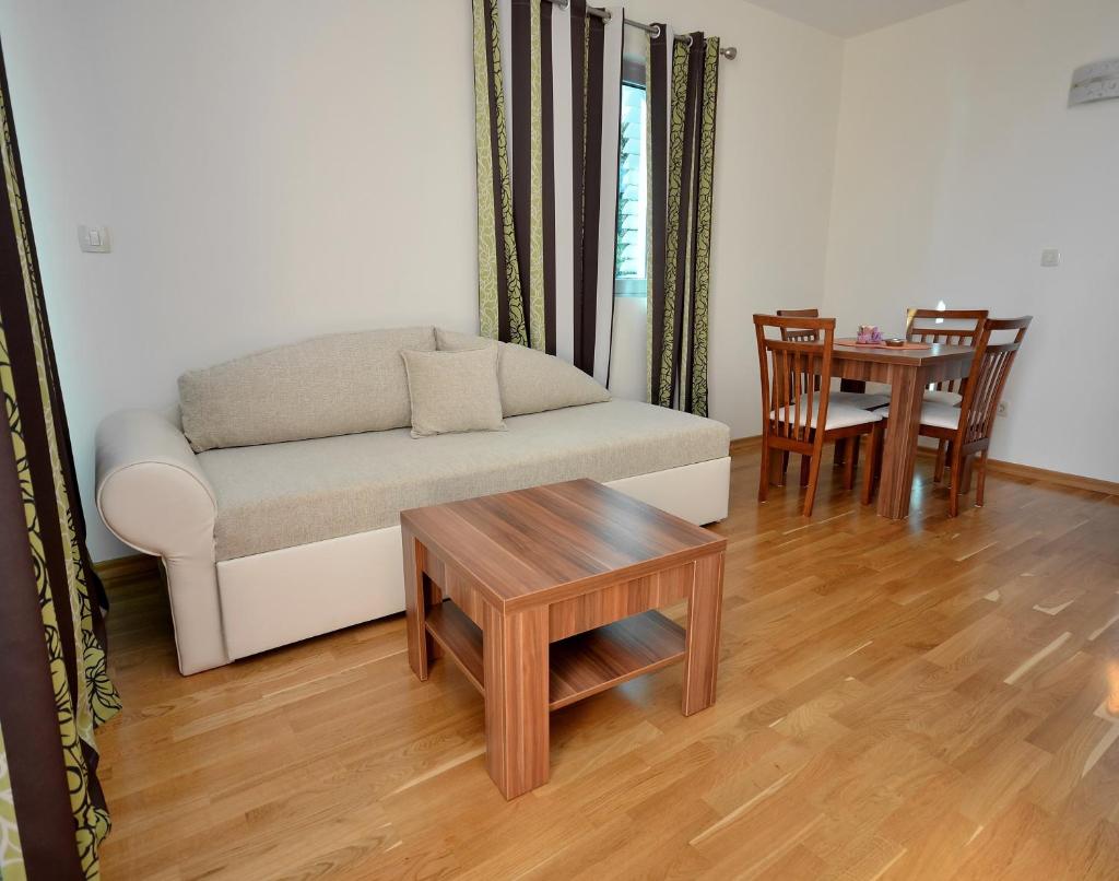 Апартаменты (Апартаменты с 1 спальней и балконом с видом на море), Apartments Rafailović Ljubo